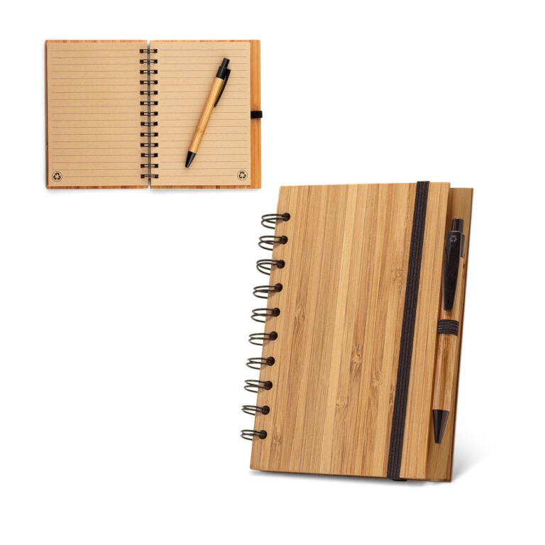 93485-DICKENS A5. Caderno A5 em bambu com folhas pautadas recicladas