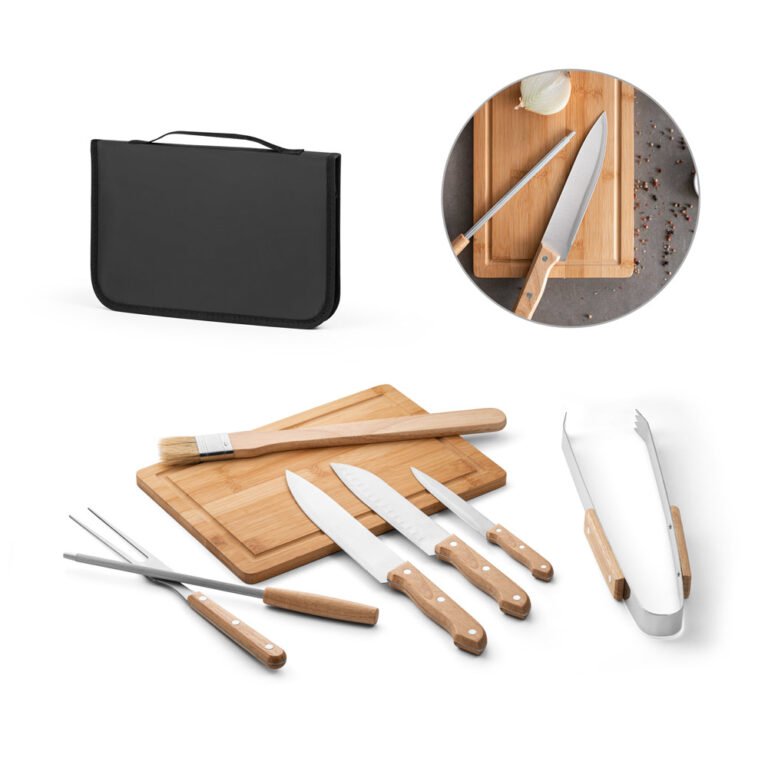 94104-TERIYAKI. Kit churrasco em estojo de PU e 210D com tábua em bambu e 7 utensílios em aço inox e madeira de seringueira