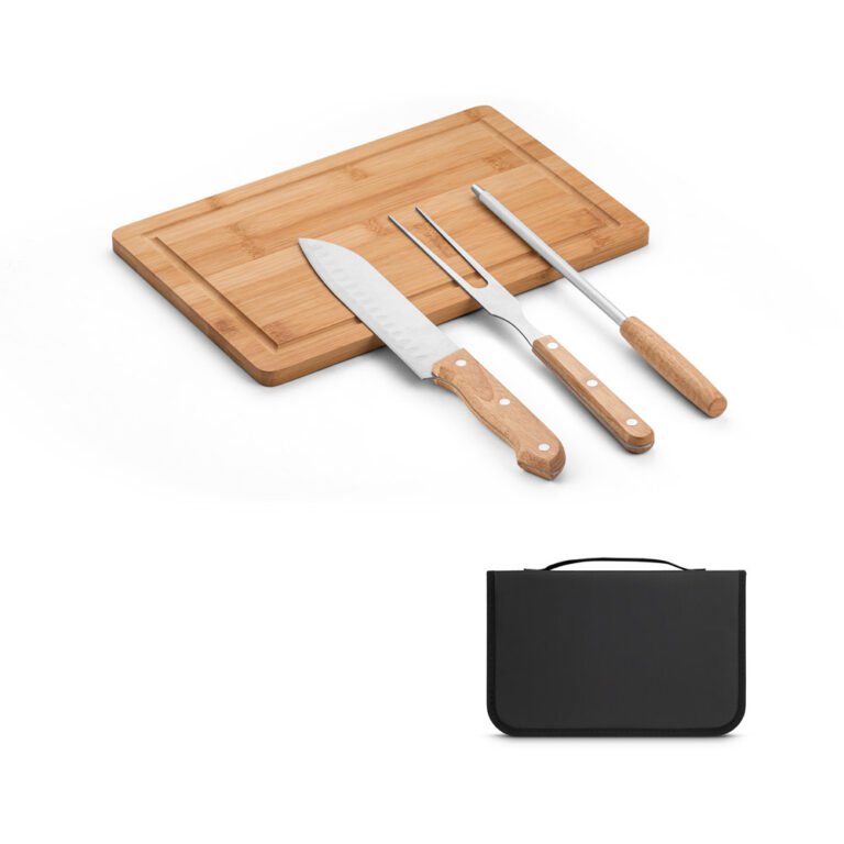 94107-MOUSSAKA. Kit churrasco em estojo de 210D e tábua em bambu com 3 utensílios em aço inox e madeira de seringueira