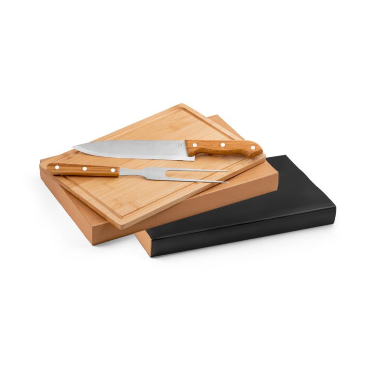 94143-ALIOLI BOARD. Kit churrasco em caixa kraft com tábua em bambu e 2 utensílios em aço inox e bambu
