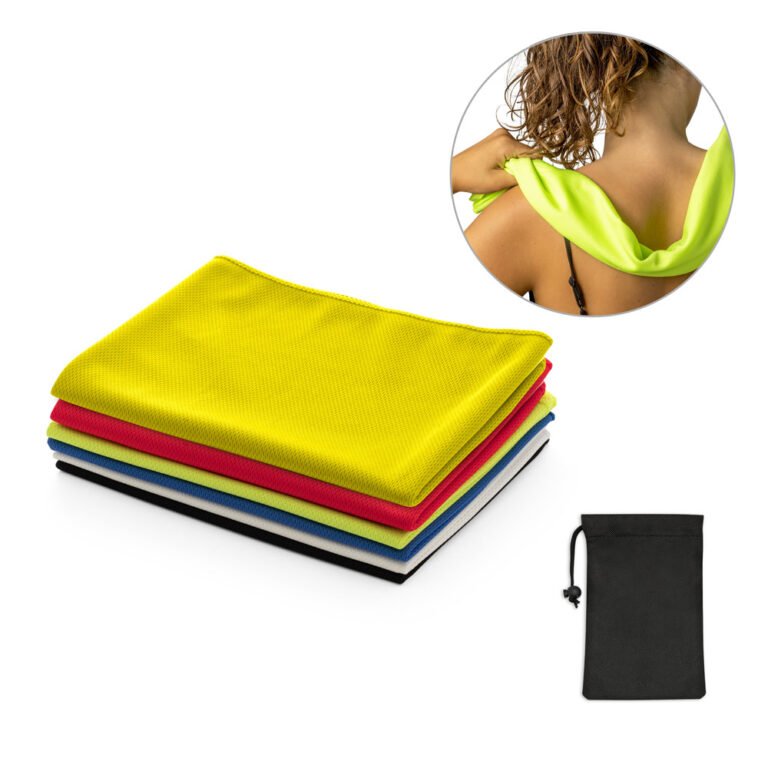 99969-BERNAL. Toalha esportiva refrescante em 100% poliéster reciclado (100% rPET) com bolsa em non-woven