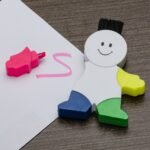 12439-MARCA TEXTO FORMATO BONECO C/ LIMPA TECLADO