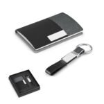 93314-TRAVOLTA. Kit de porta cartões e chaveiro em c.sintético e metal